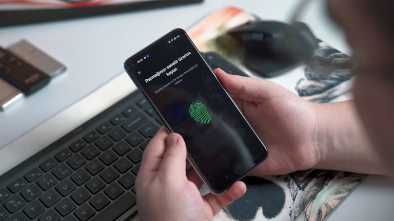 スマートフォンで生体認証を使うイメージ