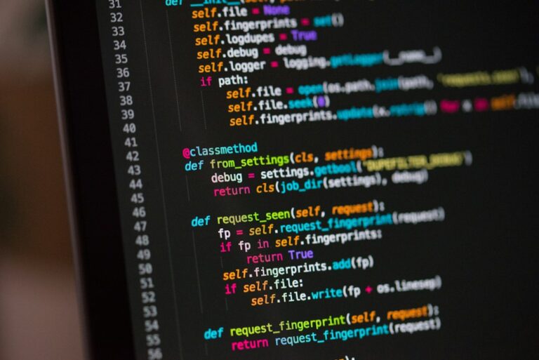 コードが表示された開発環境のイメージ