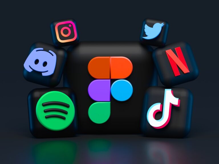 スマートフォン上のソーシャルメディアをイメージした画像