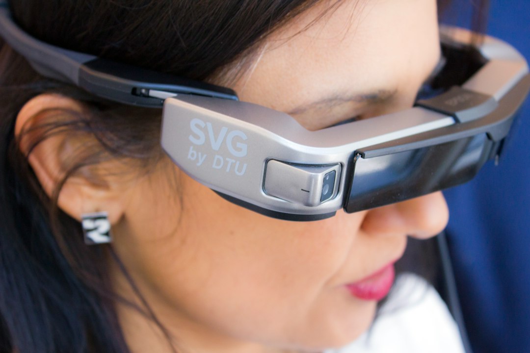 スマートグラスを着用する人物のイメージ