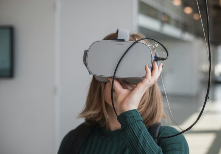 VRヘッドセットを装着しているイメージ