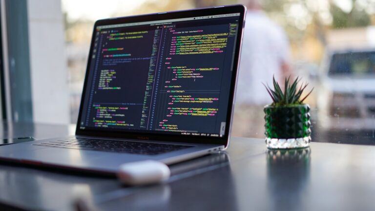 ノートPCでコードを表示しながらローカルLLMを開発するイメージ