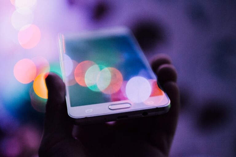 スマートフォンを手に持つイメージ