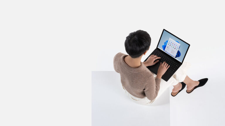 Microsoft Surface Laptop 4 を使用している様子