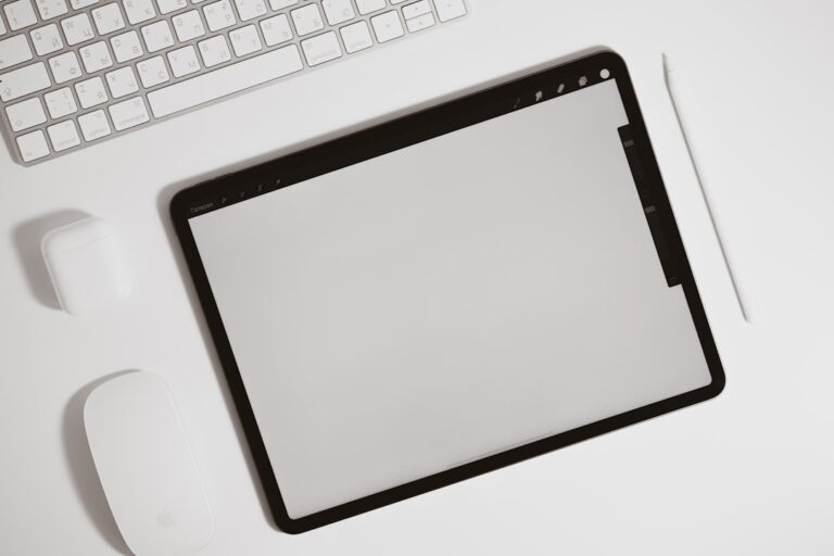 机の上に置かれたタブレット