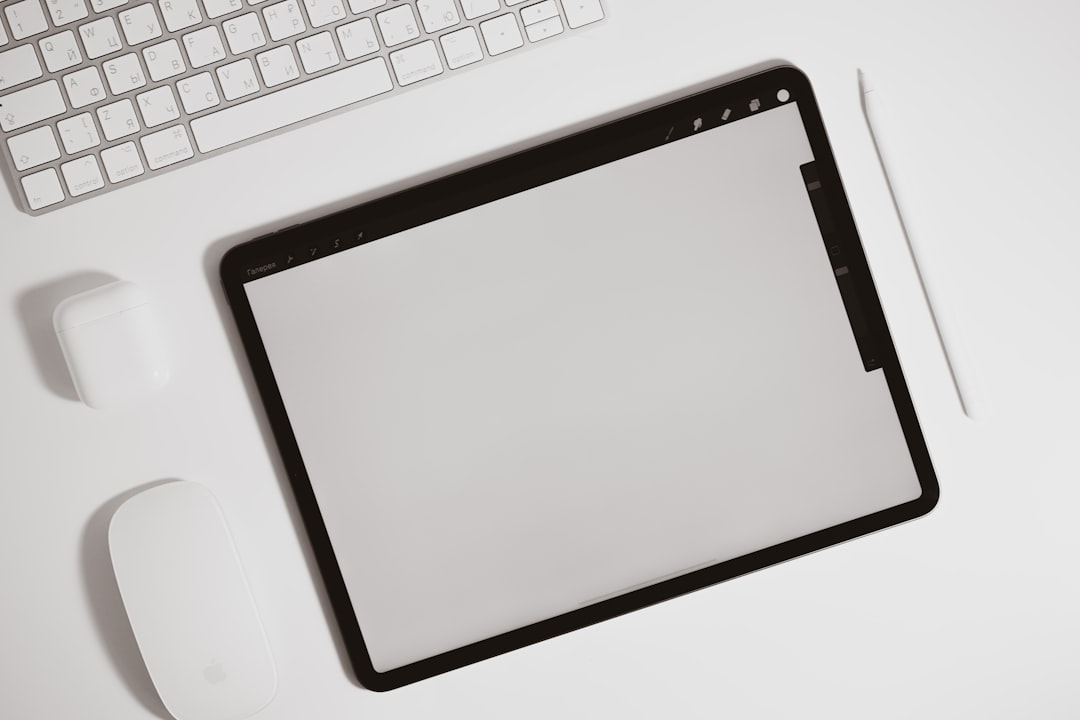 机の上に置かれたタブレット