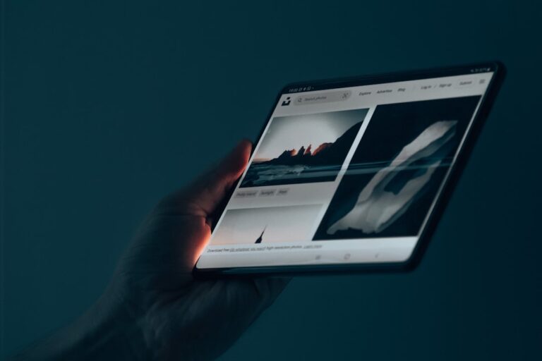 小型タブレットを手に持って使うイメージ