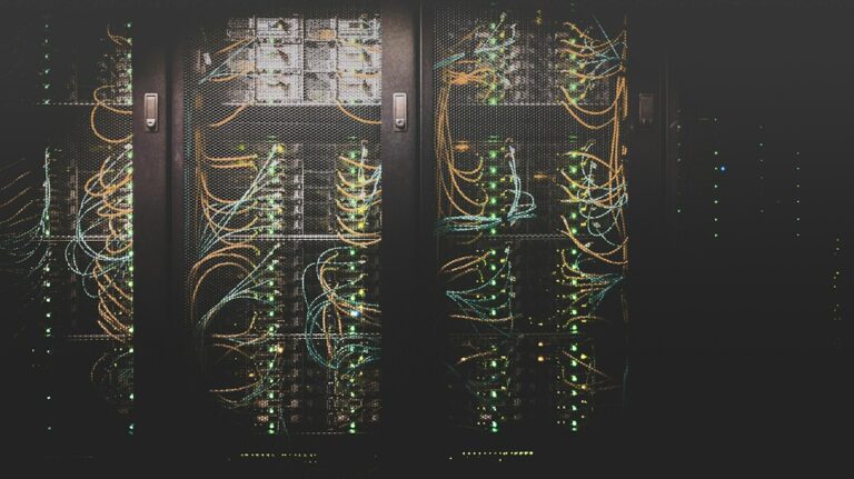 サイバーセキュリティとネットワーク基盤をイメージしたサーバー