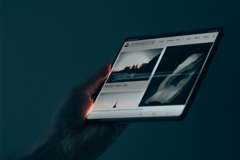 手に持って使うタブレット端末のイメージ写真。Amazon製品の実機ではありません。