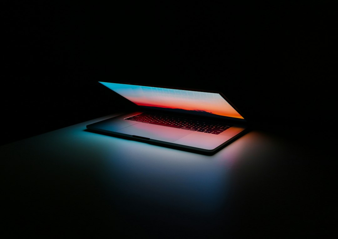 AIの対話型インターフェースをイメージしたノートPC
