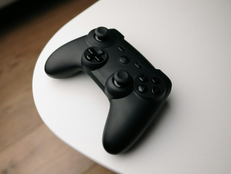 ゲーム開発・制作プラットフォームをイメージしたゲームコントローラー